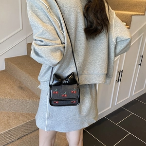 Mini sac bandoulière noir pour enfants avec broderie cerise et grand nœud décoratif