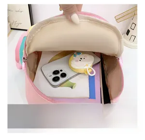 Détail montrant la grande capacité intérieure de ce sac à dos rose mignon pour enfant
