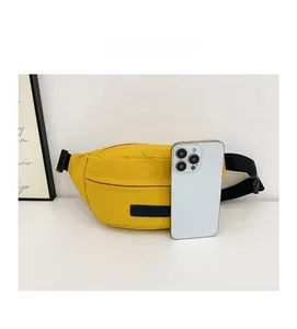Dettaglio del marsupio giallo per bambini con cinturino regolabile e riferimento dimensioni telefono
