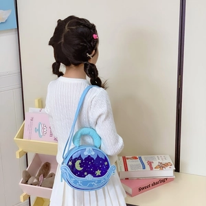 Blaue Prinzessin Umhängetasche mit Mond und Sternen Motiv getragen von einem Kind