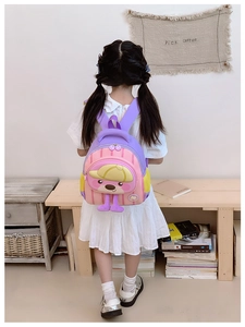 Détail du sac à dos dessin animé rose et violet avec jambes 3D et poche latérale en filet jaune