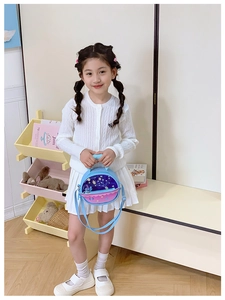 Details einer blauen Kinder-Umhängetasche mit Meerjungfrau-Motiv und Tragegriff