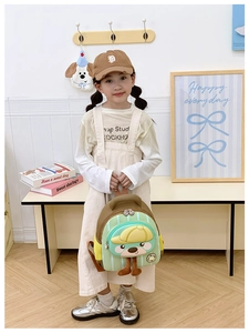 Détail d'un sac à dos léger pour enfants avec poches latérales en filet et double zip