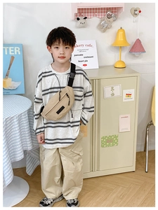 Marsupio cachi per bambini in tela con tracolla regolabile indossato come borsa da petto