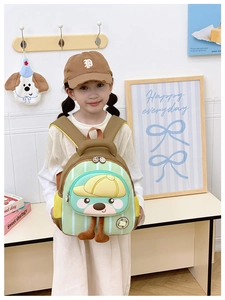 Détail du sac à dos enfant à rayures vertes avec ours en peluche 3D et poches latérales