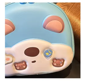 Dettaglio dello zaino rigido orsetto 3D blu con graziose decorazioni per l'asilo