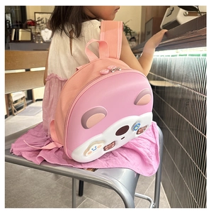 Vista dettagliata dello zaino rigido rosa per bambini con adorabile muso di orso in 3D