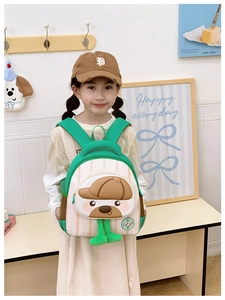 Détail du sac à dos enfant à rayures vertes et béquille avec chien 3D mignon