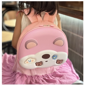 Vista posteriore dettagliata dello zaino rosa per bambini con orso 3D e badge morbidi