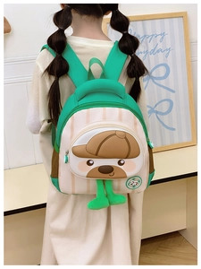 Détail du sac à dos vert rayé pour enfants avec ours 3D et pattes en peluche