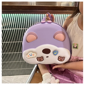 Dettaglio dello zaino a guscio orsetto viola e bianco tenuto da un bimbo per la taglia