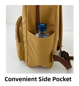Détail de la poche latérale pratique du sac à dos jaune moutarde avec une bouteille