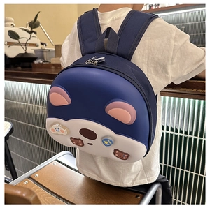 Dettaglio dello zaino a forma di orso con orecchie 3D e badge su guscio in EVA durevole