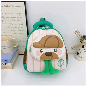 Détail du sac à dos enfant ours avec pattes en peluche et poches latérales en filet