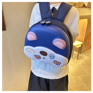 Dettaglio dello zaino blu per bambini con orecchie di orso 3D e guscio rigido durevole