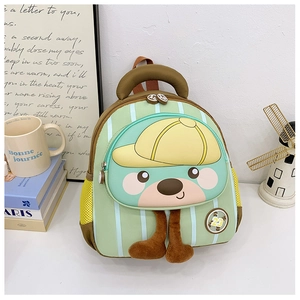 Détail du sac à dos rayé vert pour enfants avec ours 3D et pattes en peluche marron
