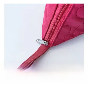Detailansicht der rosaroten gesteppten Handtasche mit glattem Reißverschluss-Detail