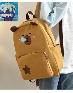 Vue latérale du sac à dos Capybara jaune avec broderie ours et détails étoilés