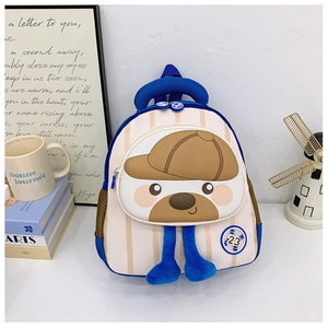 Détail du sac à dos rayé pour enfants avec motif animal et pieds en peluche bleus