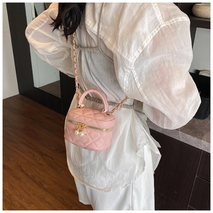 Détail du mini sac bandoulière matelassé rose avec zip perlé et patch HIBABY