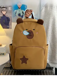 Détail du sac à dos Capybara avec oreilles d'ours et broderie de personnage mignon