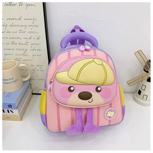 Détail du sac à dos enfant rose et violet avec ours 3D et poche latérale filet