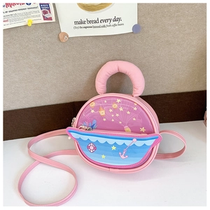 Detailansicht der rosa runden Kindertasche mit nautischen Motiven und Sternenmuster