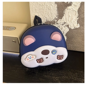 Dettaglio dello zaino a orsetto per bambini con scocca rigida blu navy su tavolo in legno