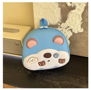 Dettaglio dello zaino a guscio con orso blu, badge carini e doppia cerniera per bimbi