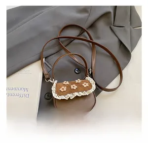 Détail du mini sac carré marron avec bordure en dentelle et broderies florales 3D