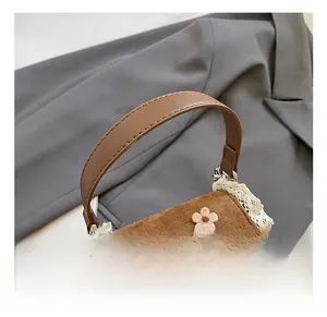 Vue détaillée du mini sac vintage marron avec fleurs 3D et bordure en dentelle