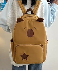 Détail du sac à dos Capybara avec oreilles 3D et écusson étoile sur le compartiment