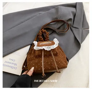 Détail du sac à dos enfant en velours côtelé avec pois blancs et bordure en dentelle
