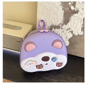 Dettaglio di uno zaino a forma di orso viola con doppia cerniera e maniglia