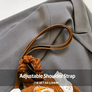 Détail de la bandoulière réglable sur sac à dos en velours côtelé avec dentelle et broderie