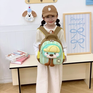 Sac à dos enfant ours mignon en vert et marron avec casquette jaune pour l'école