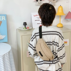 Marsupio in nylon beige per bambini con tracolla nera regolabile e logo sulla parte anteriore