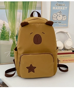 Détail du sac à dos jaune en nylon avec oreilles brunes mignonnes et broderie d'étoile stylée
