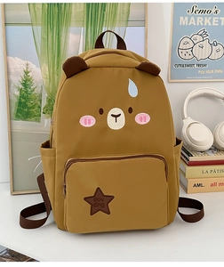 Détails du sac à dos Capybara marron avec oreilles d'ours et écussons d'étoiles