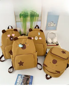 Détail de quatre sacs à dos Capybara mignons avec diverses expressions et épingles étoiles