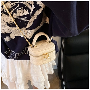 Mini sac bandoulière blanc matelassé pour enfants avec chaîne dorée et perle décorative
