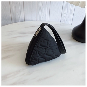 Detail der schwarzen herzgesteppten Mini-Tasche in Dreiecksform mit Reißverschluss