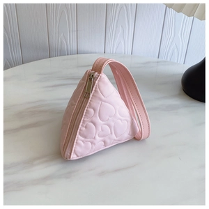 Detail der rosa herzgesteppten Mini-Dreieckstasche mit silbernem Metallreißverschluss