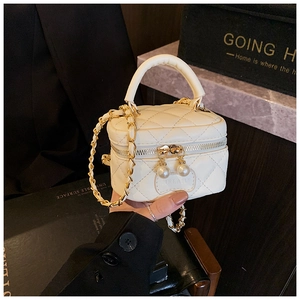 Détails du mini sac blanc matelassé avec breloques perles et bandoulière dorée