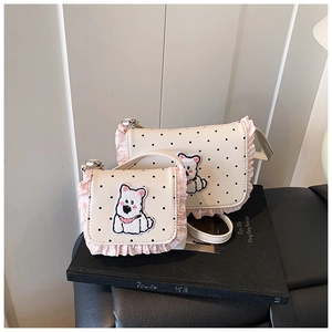 Details der cremefarbenen Punkte-Taschen mit rosa Spitze und Welpenstickerei