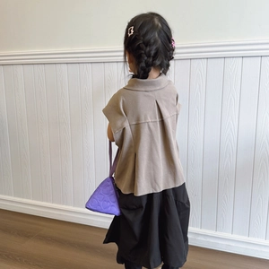 Kleinkinder-Sommeroutfit mit braunem Poloshirt und lila Dreiecks-Handtasche mit Herzprägung