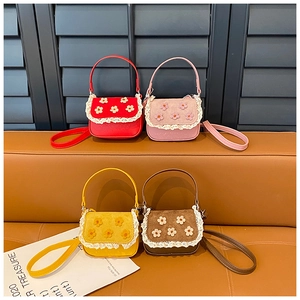 Détails de quatre mini sacs bandoulière colorés avec rabats en daim et ornements floraux 3D