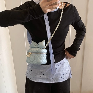 Quilted light blue crossbody bag with bow decoration and gold chain for kids