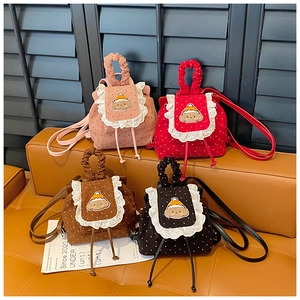 Détail de sacs à dos en velours côtelé pour enfants avec pois et broderie dentelle