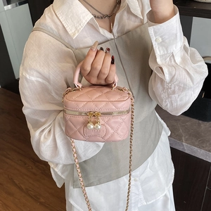 Mini sac bandoulière rose matelassé avec chaîne dorée et perles sur la fermeture éclair